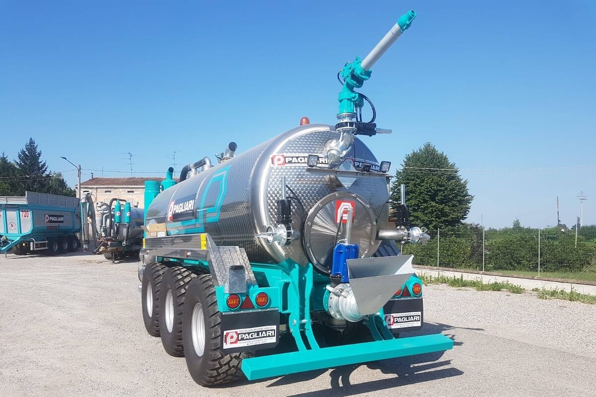 Esempio di dotazione standard per carribotte: in basso piatto deviatore e getto oscillante superiore